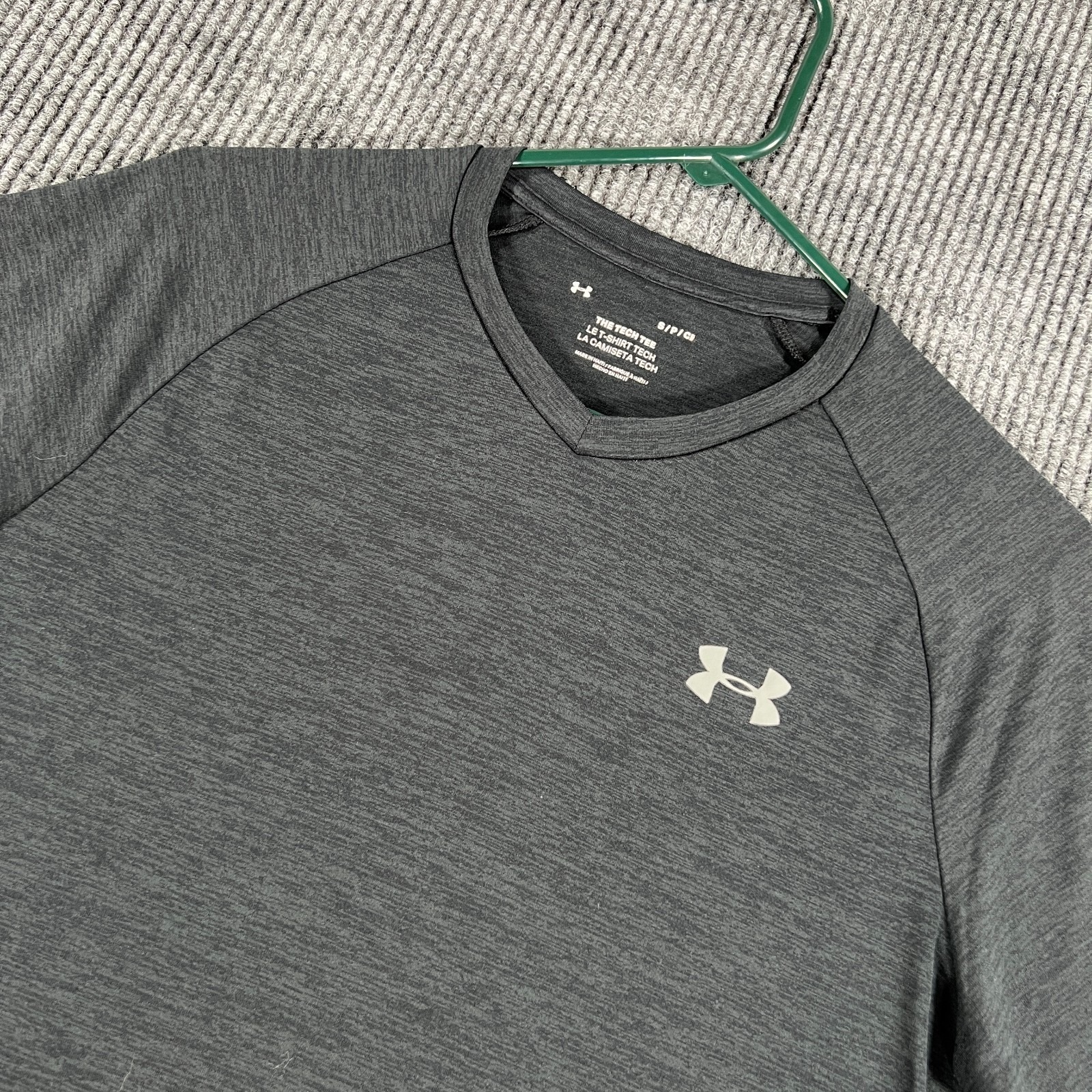 Under Armour Tech Tee Shirt Mens Small Black Short Sleeve V Neck Loose Active